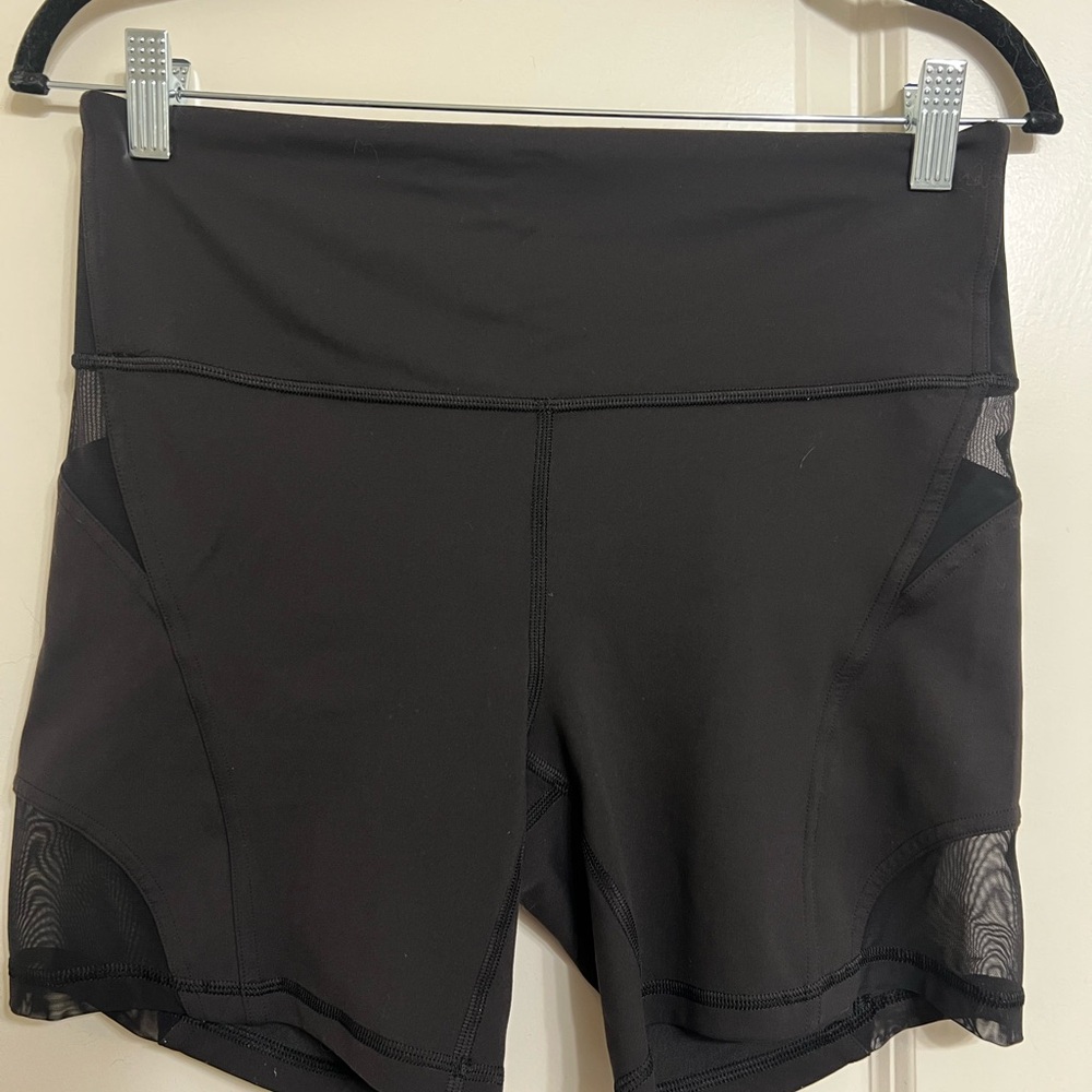 Lululemon Wundertrain Mesh 6” shorts
